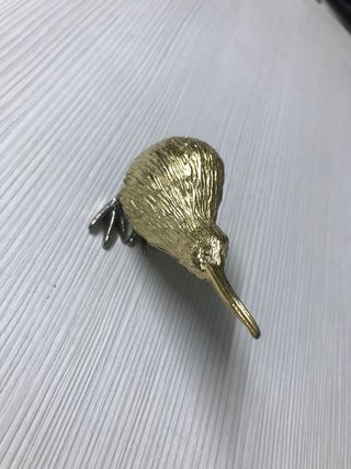 Figura de kiwi dorada