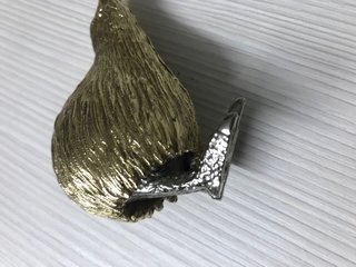 Figura de kiwi dorada