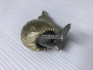 Figura de kiwi dorada