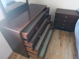 Cómoda con espejo para restaurar