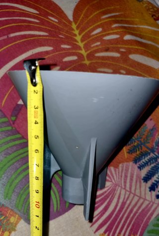 Imbuto grigio in plastica