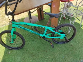 Bicicleta BMX verde pará reparar