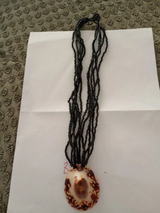 Collares de cuentas negro y plateado