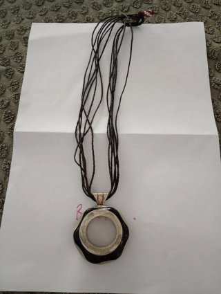 Collares de cuentas negro y plateado