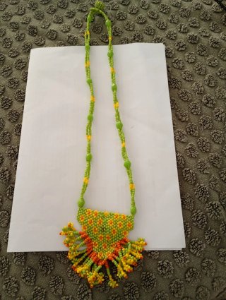 Collares de cuentas negro y plateado