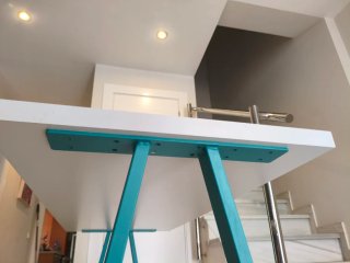 Mesa escritorio blanca patas metal.
