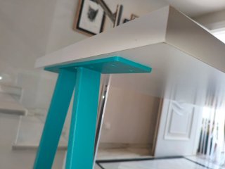 Mesa escritorio blanca patas metal.