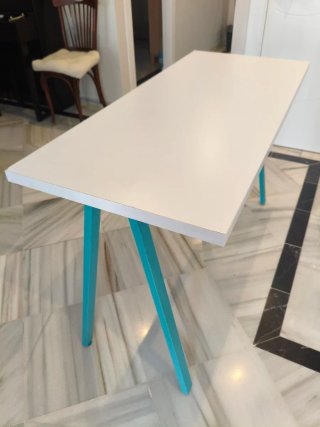Mesa escritorio blanca patas metal.