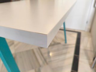 Mesa escritorio blanca patas metal.