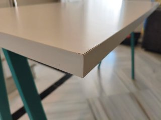 Mesa escritorio blanca patas metal.