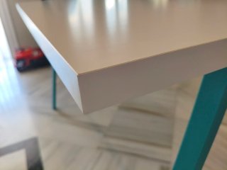Mesa escritorio blanca patas metal.