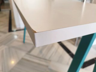 Mesa escritorio blanca patas metal.