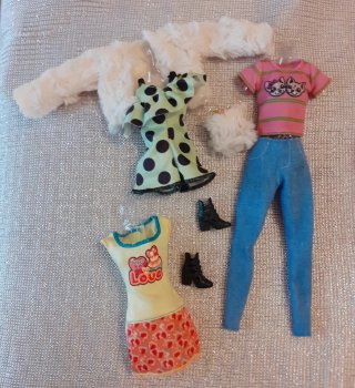 Abiti per Barbie e simili