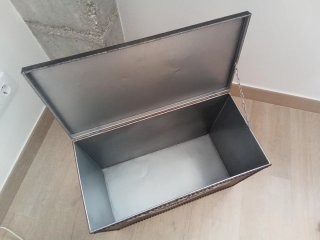 Baúl metálico negro estilo industrial