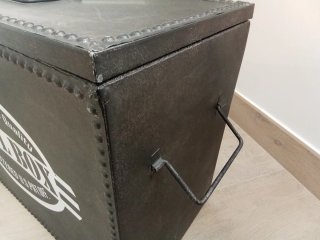 Baúl metálico negro estilo industrial