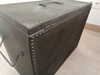 Baúl metálico negro estilo industrial