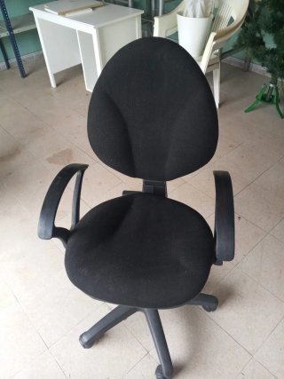 8 Sillas de Oficina a cincuenta euros, cada una.