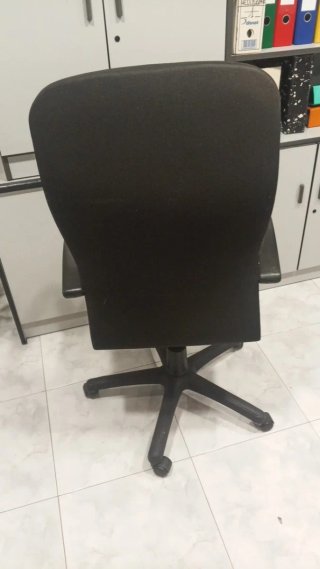 8 Sillas de Oficina a cincuenta euros, cada una.