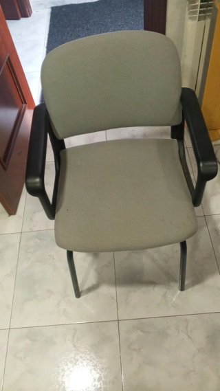 8 Sillas de Oficina a cincuenta euros, cada una.