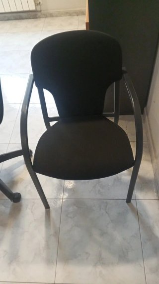 8 Sillas de Oficina a cincuenta euros, cada una.