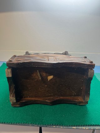 Cesta madera con 2 botellas antiguas