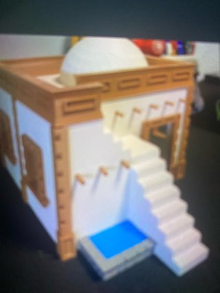 Casa con cupula y escalera , tipo arabe