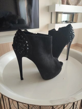 Botines tacón alto negros con pedrería