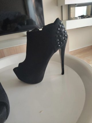Botines tacón alto negros con pedrería