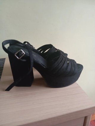 Sandalias tacón plataforma negras