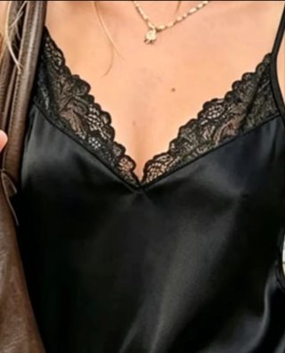 Blusa negra con encaje