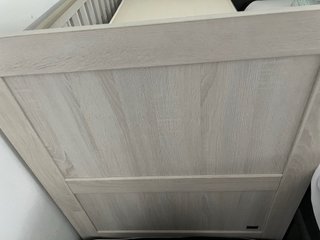 Cuna blanca para bebé