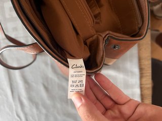 Bolso Clarks marrón y beige