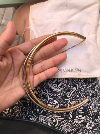 Brazalete y collar Calvin Klein bicolor