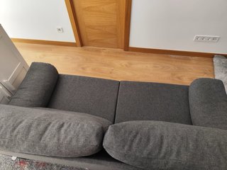 Sofá de tela gris oscuro