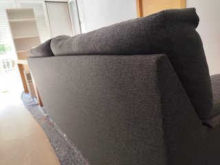 Sofá de tela gris oscuro