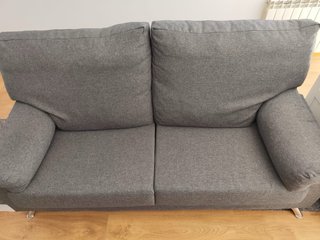 Sofá de tela gris oscuro