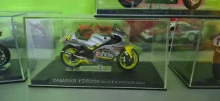 Modellino Moto Yamaha YZR250 Olivier Jacque 2000