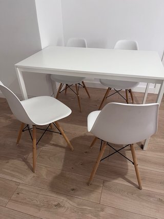 Mesa comedor blanca con 4 sillas