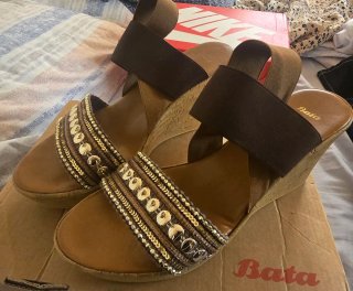 Sandalias cuña Bata elegantes doradas talla 39