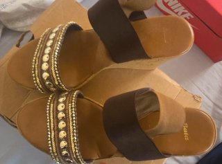 Sandalias cuña Bata elegantes doradas talla 39