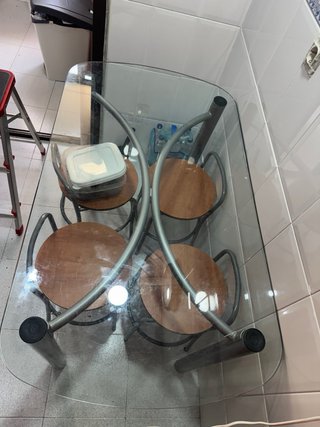 Mesa de cocina cristal y 4 banquitos