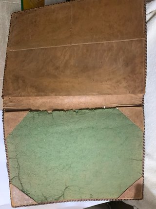 Estuche cuero repujado barco mediados S.XX