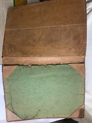 Estuche cuero repujado barco mediados S.XX