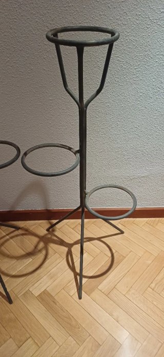 Dos maceteros de hierro forjado
