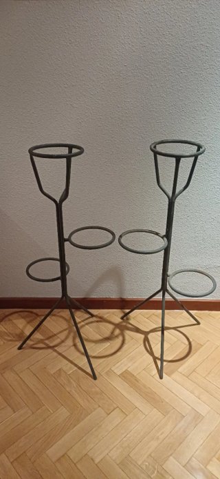 Dos maceteros de hierro forjado