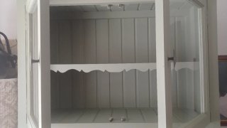 Alacena de madera con puertas de cristal