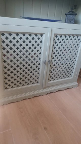 Alacena de madera con puertas de cristal