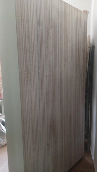 Alacena de madera con puertas de cristal