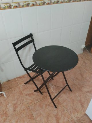 Mesa plegable redonda negra y silla a  juego 20€