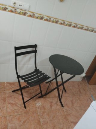 Mesa plegable redonda negra y silla a  juego 20€